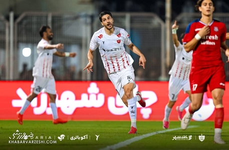 پرسپولیس با نتیجه ۱-۰ نساجی را شکست داد و به صدر برگشت