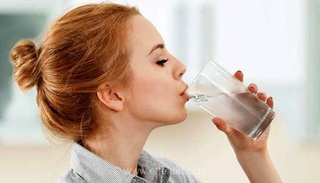 آیا نوشیدن یک‌باره آب در گرمای تابستان اشتباه است؟ راهکارهای طلایی برای پیشگیری از گرمازدگی و کم‌آبی بدن