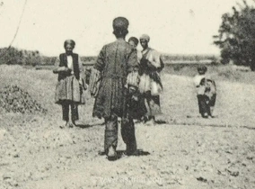 تصویری قدیمی از یک ایست بازرسی در جاده همدان قاجاری