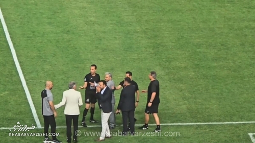 اعتراض کادر فنی پرسپولیس به لیزراندازی هواداران استقلال در دربی اصفهان