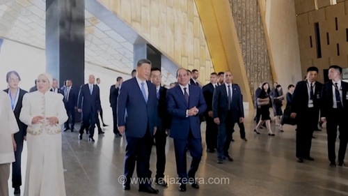 سیسی، رئیس‌جمهور مصر از شی جین پینگ، رئیس‌جمهور چین در موزه‌ی بزرگ مصر استقبال کرد