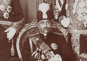 تصویری تاریخی از مظفرالدین شاه قاجار در کنار مقامات و درباریان عثمانی در جریان سفر به این کشور