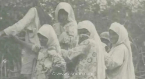 تصویری از برپایی داربست توسط اعضای یک خانواده در شمال ایران در دهه ۱۳۱۰ شمسی