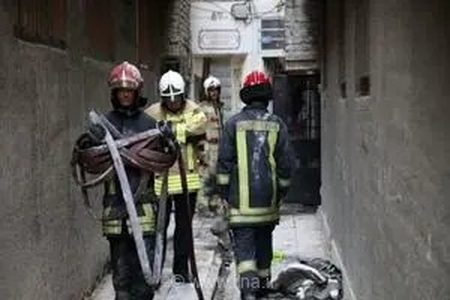 عملیات نفس‌گیر آتش‌نشانان مشهدی در خیابان عبدالمطلب؛ نجات ۱۱ ساکن محبوس از میان شعله‌های آتش