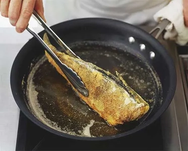 آلودگی هوا در آشپزخانه هنگام سرخ کردن غذا