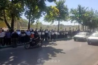 تجمع بازنشستگان  فولاد مقابل استانداری اصفهان/ همسان‌سازی اجرا نشد