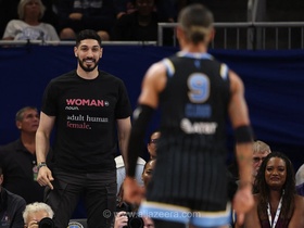 اخراج بحث‌برانگیز انیس کانتر، بازیکن سابق NBA، پس از درگیری با ناتاشا کلود در زمین بازی WNBA