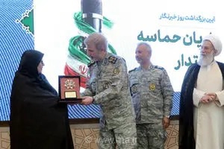 اهداء نشان فداکاری به خانواده شهید صحرایی