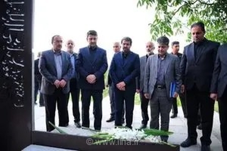 ادای احترام وزیر ارتباطات به مقام شامخ شهدای استان همدان