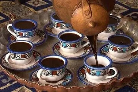 تفاوت اثر کافئین در افراد: عوامل ژنتیکی، سن و شرایط جسمی