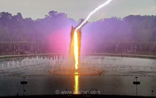 لحظه برخرود عجیب صاعقه با فواره آب