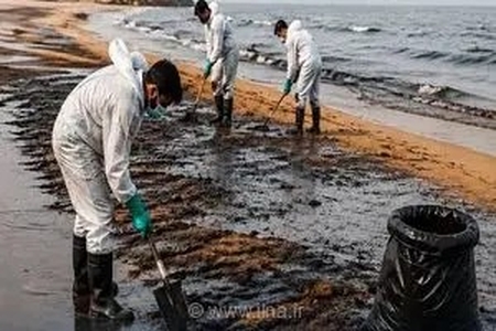 آلودگی نفتی در سواحل جزیره قشم؛ عملیات پاکسازی در مناطق آلوده آغاز شد