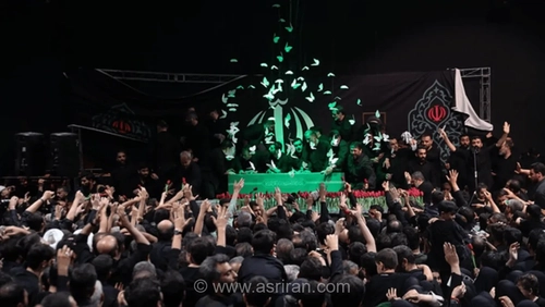 لحظه ورود پیکر رهبر شهید انقلاب به مراسم وداع در جوار حسینیه امام خمینی