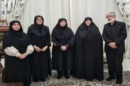 دیدار شینا انصاری با خانواده شهیده زهرا حداد عادل؛ تجلیل از منش و تعهد حرفه‌ای شهیده گرانقدر