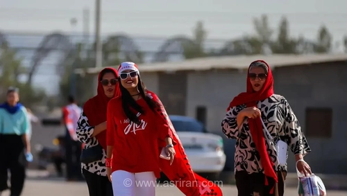 هواداران استقلال و پرسپولیس در انتظار آغاز دربی ۱۰۷ پایتخت