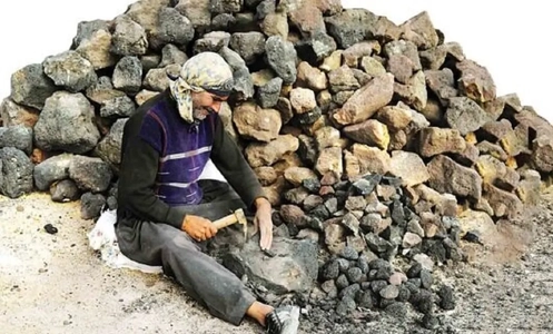 روستای قزلجه‌کند با تولید سنگ‌پا درآمد کسب می‌کند