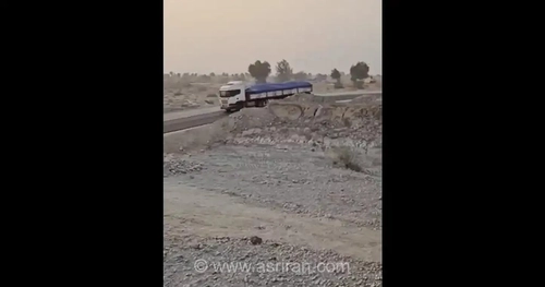 آسفالت مسیر جایگزین کنارگذر پل در هرمزگان برای تسهیل تردد خودروها و کاهش ترافیک عبوری