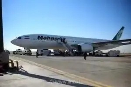 ورود هواپیمای حامل پیکر رهبر شهید به مشهد