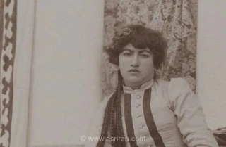 تصویری از یک دختر ویولن‌نواز در دوران قاجار