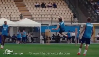 ویدیو| گل قیچی برگردان آکروباتیک زیبا در تمرینات ناپولی