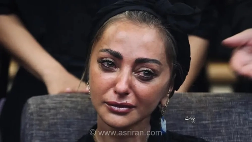 تصاویر تکان‌دهنده از بی‌قراری و اشک‌های نفیسه روشن در مراسم یادبود زنده‌یاد اکبر عبدی در تهران