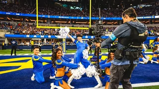 لیگ NFL از تشویق‌کننده‌های مشهور رونمایی کرد: کمدین آتسکو اوکاتسوکا در کنار تیم L.A. Rams