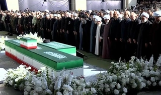 اقامه نماز بر پیکر رهبر شهید آیت الله سید علی خامنه ای