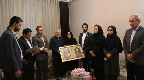 تجلیل از خانواده شهید خلبان مجید کاظمی توسط مدیرکل فرهنگ فارس