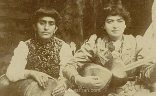 تصویری قدیمی از نوازندگان و رقاصان زن در دوران قاجار