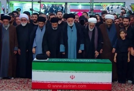 اقامه نماز آیت‌الله مصطفی خامنه‌ای بر پیکر پدر در حرم مطهر رضوی