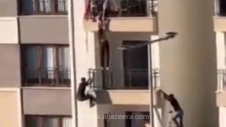 نجات دختربچه از بالکن در ترکیه توسط همسایه ماهر در صخره‌نوردی