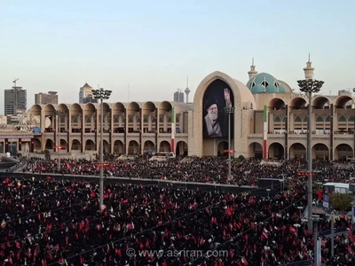 تصاویر هوایی از جمعیت پرشور مردم در مراسم اقامه نماز بر پیکر رهبر شهید انقلاب