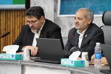 حضور وزیر آموزش و پرورش در نماز جماعت دانش‌آموزان مشهد و بازدید از غرفه‌ها