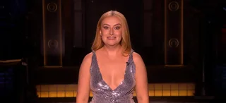 آمیلییا دیمولدنبرگ در SNL بریتانیا درباره پایان برنامه «قرار شام در مرغداری» شوخی کرد