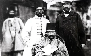 عکس یادگاری پزشک فرانسوی ناصرالدین شاه با درباریان