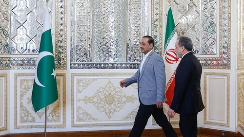 فرمانده ارتش پاکستان پس از دیدار با مقامات ایرانی تهران را ترک کرد