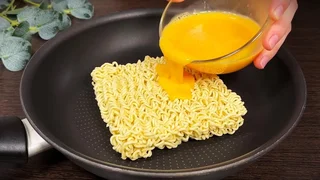 رامن با تخم‌مرغ و پنیر: یک صبحانه سریع و خوشمزه