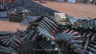 نمایش تسلیحات به دست آمده پس از سرکوب نافرمانی نظامی در نیجر