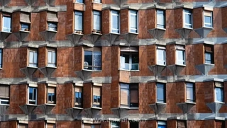 شاهکار معماری مدرن در بارسلونا؛ نگاهی به طراحی هندسی و ماندگار یکی از نمادهای مسکونی اسپانیا