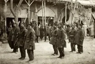 تصویری از سربازان پابرهنه و فرمانده انگلیسی در همدان سال 1297