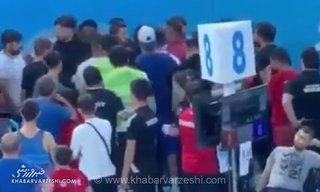 جنجال در تشک کشتی؛ حمله فیزیکی معاون وزیر ورزش ترکیه به داور پس از شکست فرزندش
