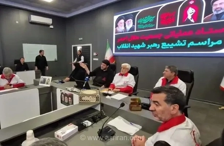 بازدید عارف از ستاد عملیاتی با لباس هلال احمر
