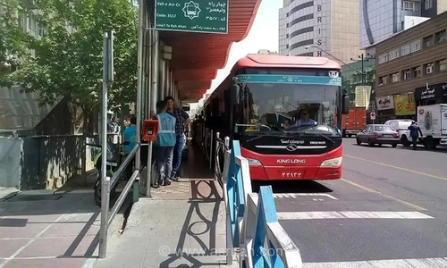 حادثه تلخ در خیابان ولیعصر؛ برخورد شدید اتوبوس BRT با عابر پیاده و حضور فوری نیروهای امدادی در محل