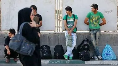 چرا جوانان ایرانی با وجود کار و تحصیل، احساس فقر می‌کنند؟