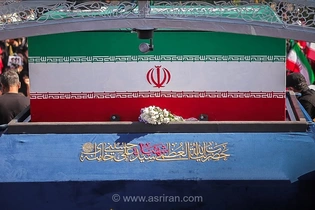فیلم کامل اقامۀ نماز بر پیکر آقای شهید ایران