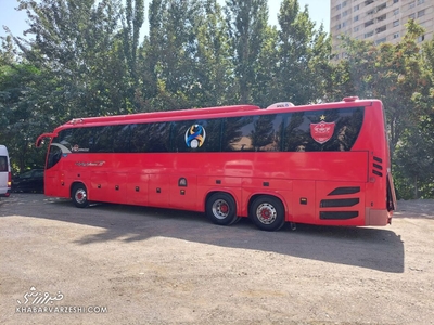 ترفند هواداران نوجوان پرسپولیس برای توقف اتوبوس تیمشان