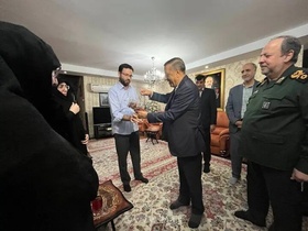 دیدار معاون رئیس‌جمهور و سرپرست وزارت دفاع با خانواده شهید نصیرزاده