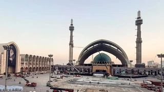 آماده‌سازی مصلای امام خمینی (ره) برای مراسم وداع با رهبر شهید (عکس)