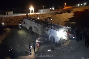 واژگونی اتوبوس کارگران معدن زغال‌سنگ راور ۱۵ مصدوم بر جای گذاشت