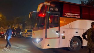 خروج اسکورت‌شده اتوبوس تراکتور از ورزشگاه انزلی پس از حواشی بازی